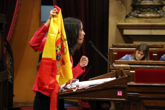 Inès Arrimadas brandishes a Spanish flag in parliament (by Núria Julià)